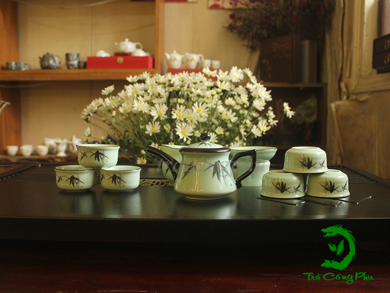 Bộ ấm chén bao gồm 1 ấm và 6 chén, 1 tống chuyên trà, 01 phễu lọc